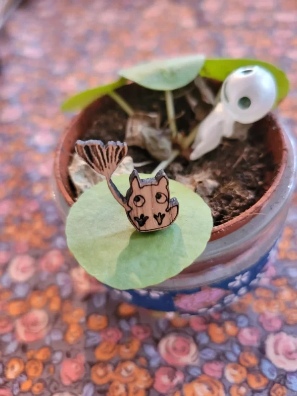 photo boucle d'oreille en bois dessin mini totoro et feuille de ginkgo