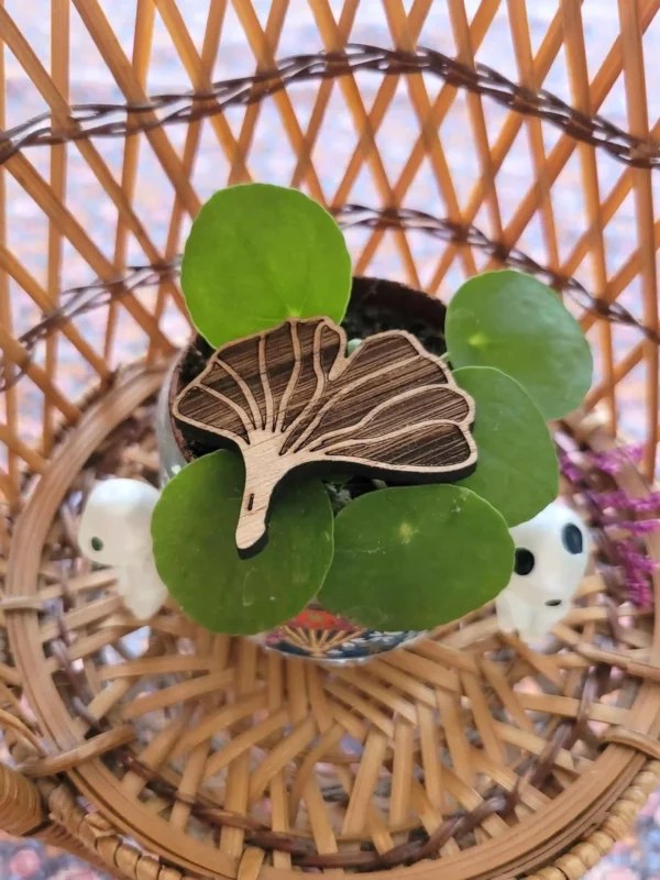 photo broche en bois feuille de gingko