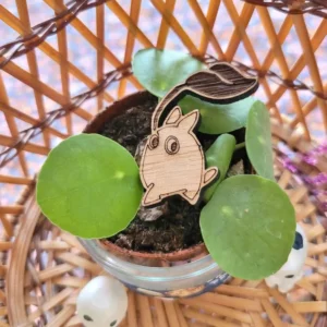 photo broche en bois petit totoro à l'ombre du camphrier géant