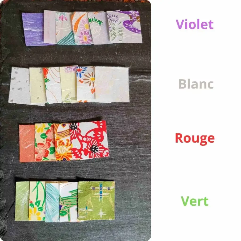 exemple de papier pour du pliage en origami : violet, blanc, rouge et vert.