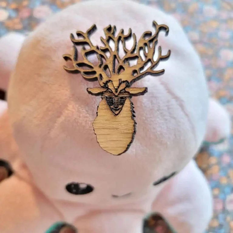 photo d'une broche en bois du dieu cerf de la princesse mononoke fait main