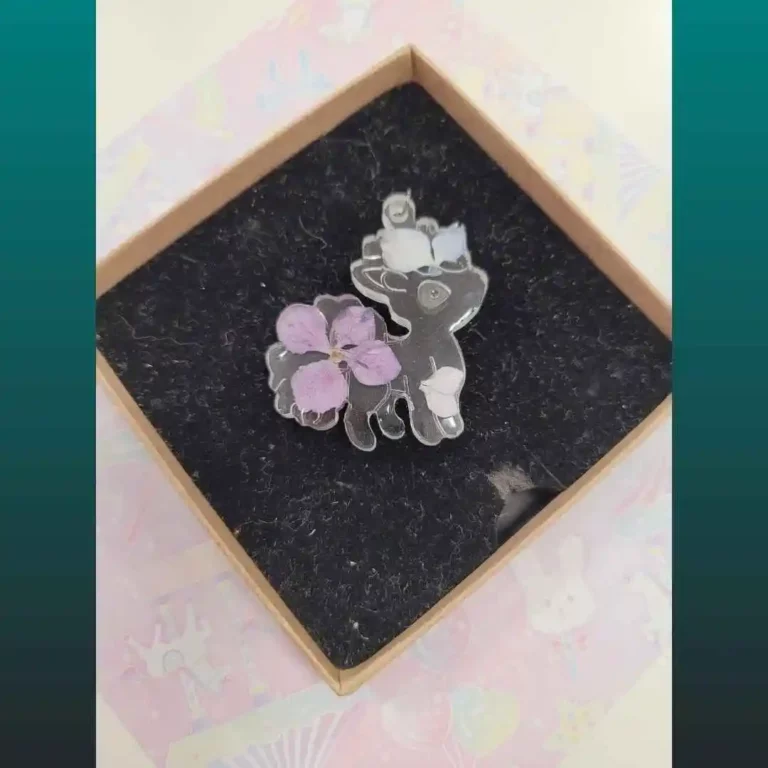 pendentif fait main en résine et fleur motif Goupix