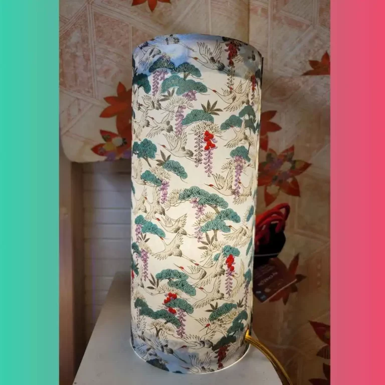 photo d'une lampe avec des grues faite main avec du papier washi japonais