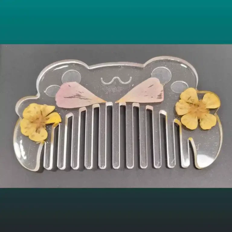 peigne fait main en résine et fleur motif grenouille