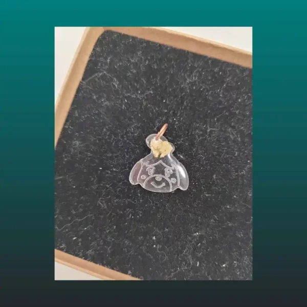 pendentif fait main en résine et fleur motif Marie