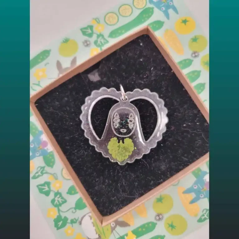 pendentif fait main en résine et fleur motif sans visage de Chihiro dans coeur