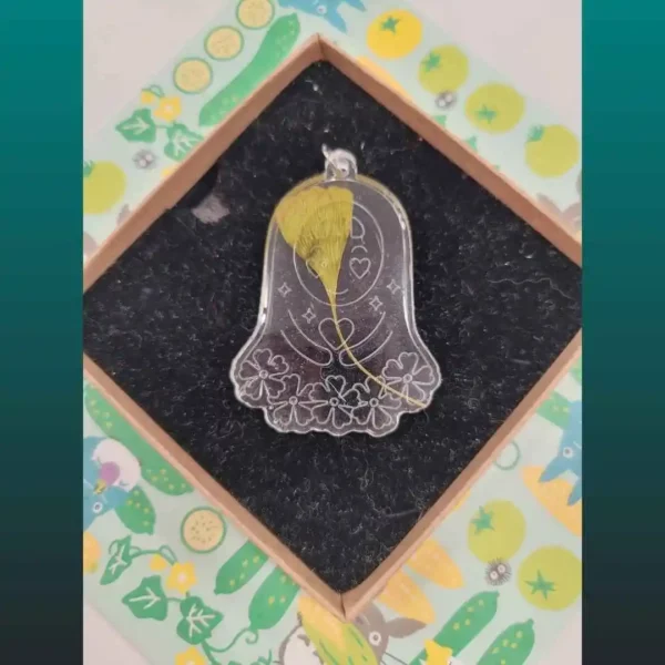 pendentif fait main en résine et fleur motif sans visage de Chihiro