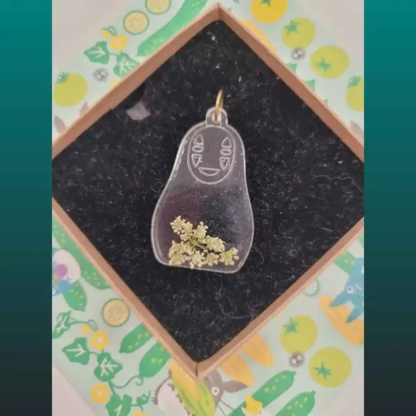 pendentif fait main en résine et fleur motif sans visage de Chihiro