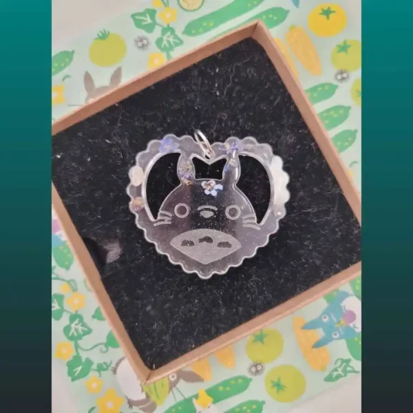 pendentif fait main en résine et fleur motif totoro dans coeur