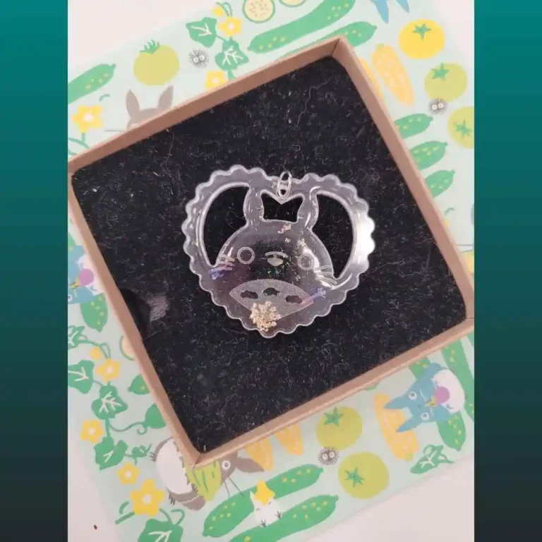 pendentif fait main en résine et fleur motif totoro dans coeur