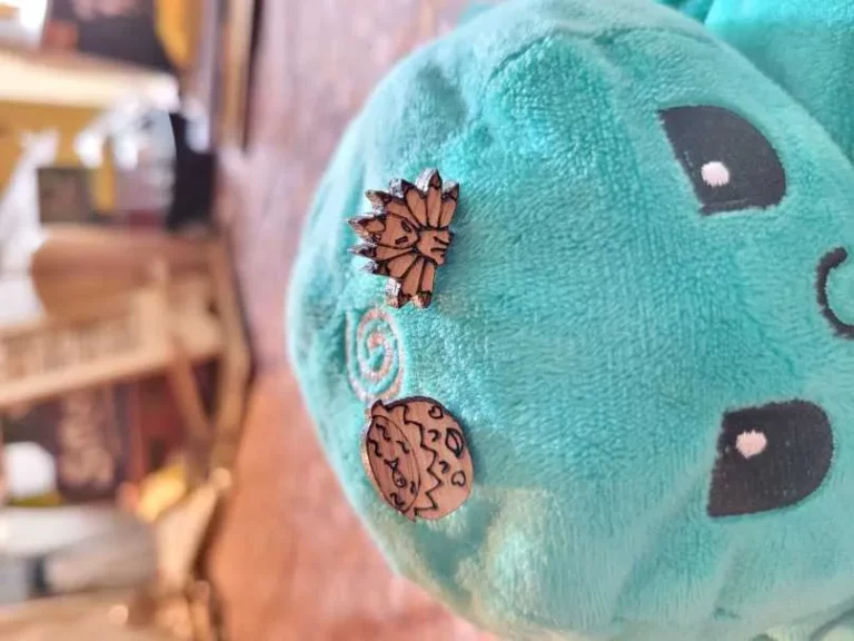 photo d'une paire de boucles d'oreilles geek faite main en bois : chêne local qui représente des kami et yokai : un kappa et un kyubi (renard à 9 queues)