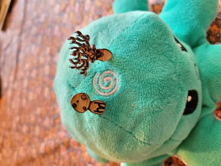 photo d'une paire de boucles d'oreilles geek faite main en bois : chêne local inspirée du dieu-cerf Shishigami et des kodama de princesse Mononoke
