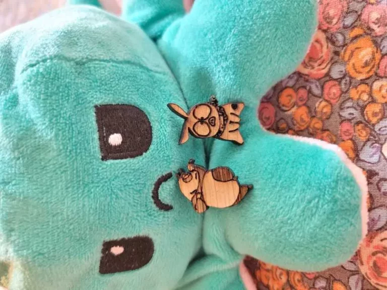 photo d'une paire de boucles d'oreilles geek faite main en bois : chêne local inspirée du panda Genma et du cochon p-chan de Ranma 1/2 en action