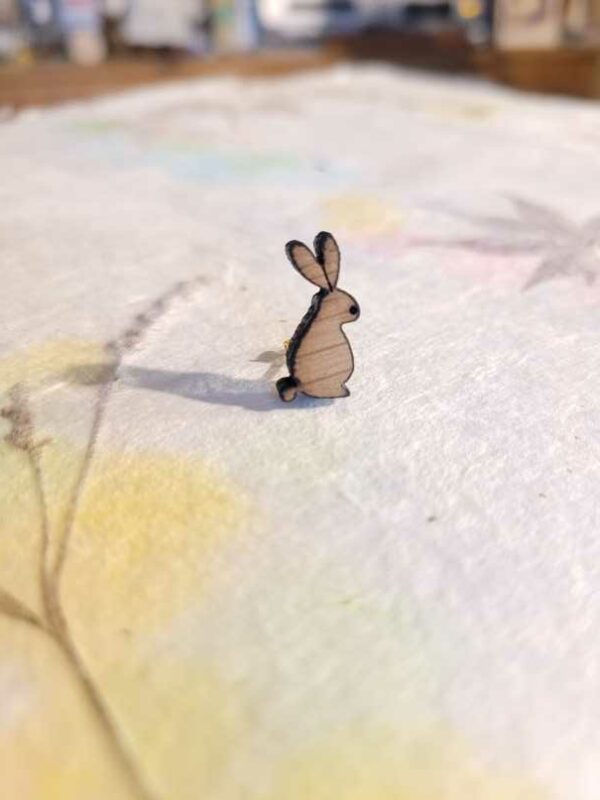 photo d'une boucle d'oreilles geek faite main en bois : chêne local qui représente un lapin - usagi céleste qui contemple l'horizon