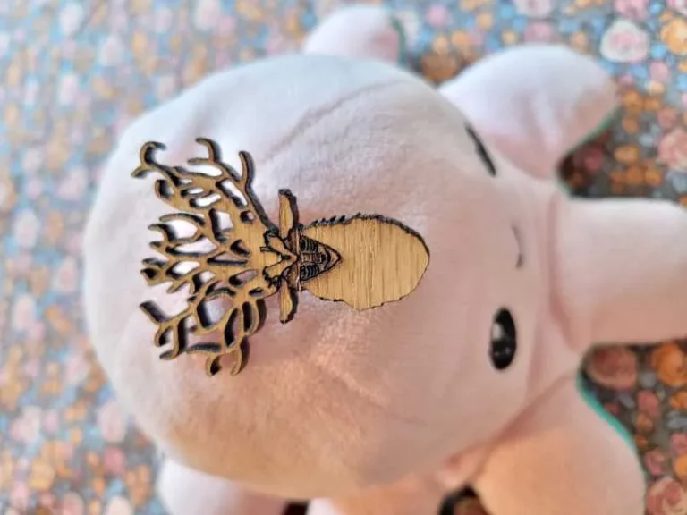 photo d'une broche geek faite main en bois : chêne local inspirée du dieu-cerf "Shishigami" de princesse Mononoke