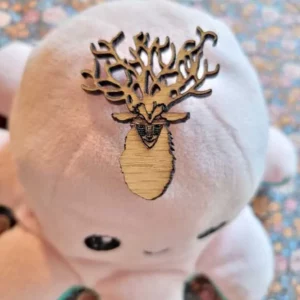 photo d'une broche geek faite main en bois : chêne local inspirée du dieu-cerf "Shishigami" de princesse Mononoke