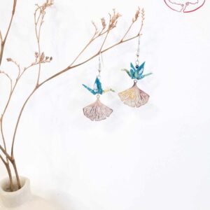 boucles d'oreilles en origami japonaises grues sur des feuilles de ginkgo argentées 2