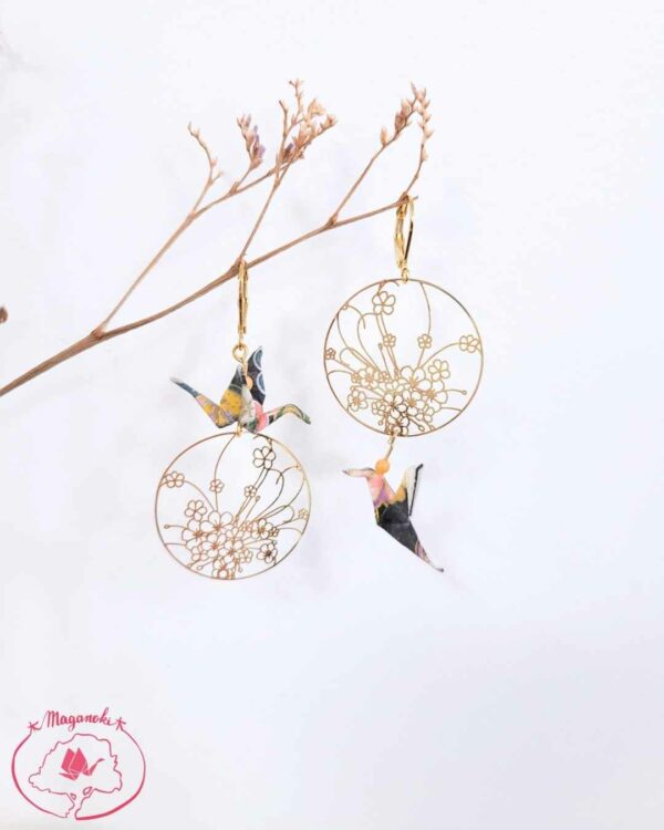boucles d'oreilles en origami japonaises grues et colombes avec fleurs dans un cercle doré 3