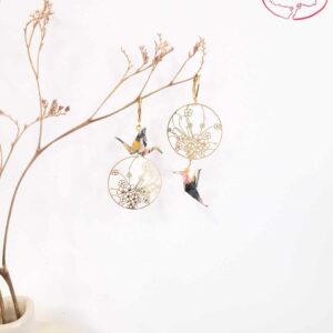boucles d'oreilles en origami japonaises grues et colombes avec fleurs dans un cercle doré 2