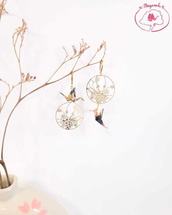 boucles d'oreilles en origami japonaises grues et colombes avec fleurs dans un cercle doré 2