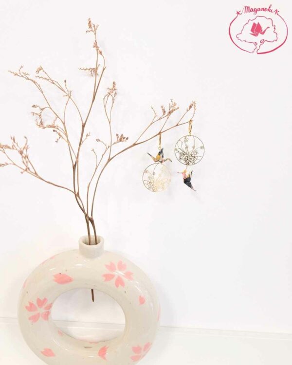 boucles d'oreilles en origami japonaises grues et colombes avec fleurs dans un cercle doré