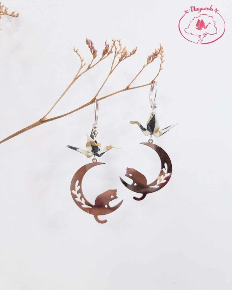 boucles d'oreilles en origami japonaises grues sur la lune avec un chat 3