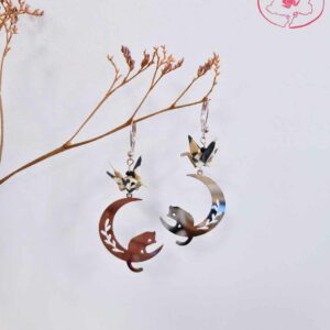 boucles d'oreilles en origami japonaises grues sur la lune avec un chat 2