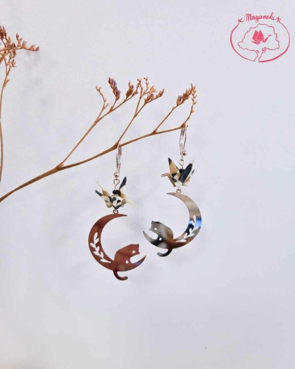 boucles d'oreilles en origami japonaises grues sur la lune avec un chat 2