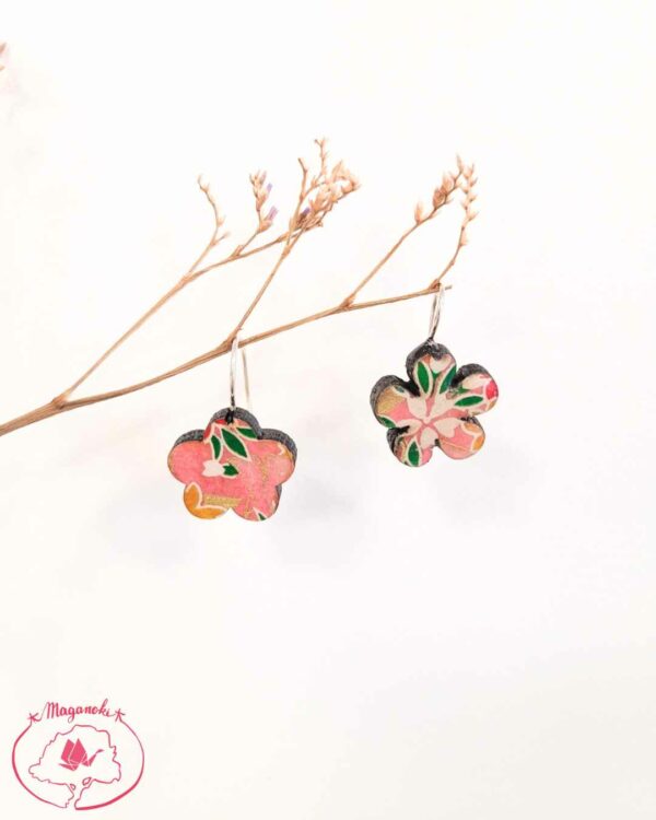 boucles d'oreilles en bois et washi fleur rose 1