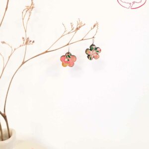 boucles d'oreilles en bois et washi fleur rose 2