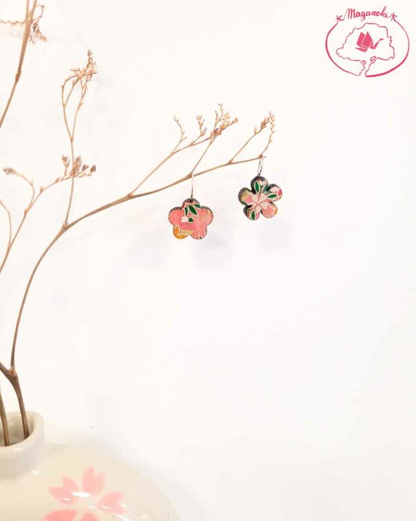 boucles d'oreilles en bois et washi fleur rose 2