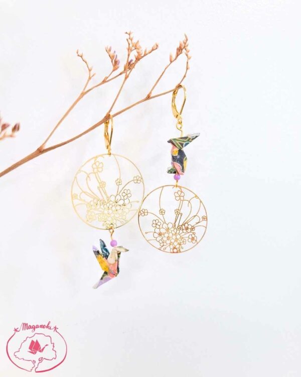 boucles d'oreilles en origami japonaises lapins et colombes noirs et oranges sur fleurs 3