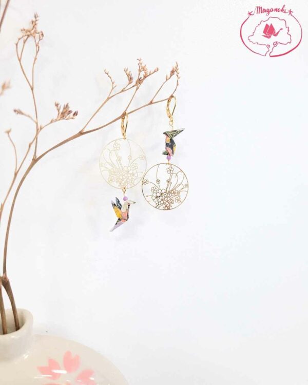 boucles d'oreilles en origami japonaises lapins et colombes noirs et oranges sur fleurs 2