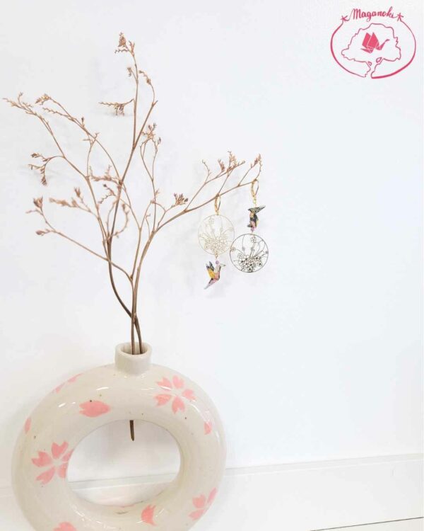 boucles d'oreilles en origami japonaises lapins et colombes noirs et oranges sur fleurs