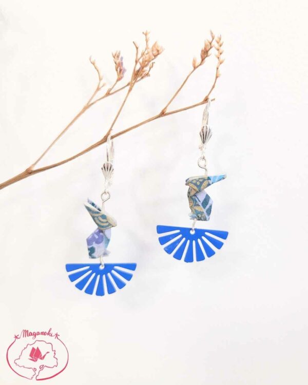 boucles d'oreilles en origami japonaises lapins bleus sur rayons du soleil levant 3
