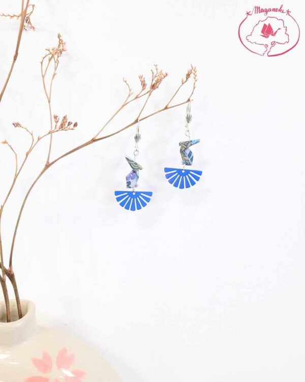 boucles d'oreilles en origami japonaises lapins bleus sur rayons du soleil levant 2