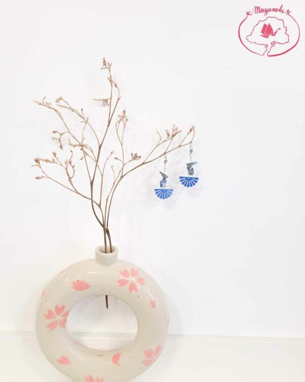 boucles d'oreilles en origami japonaises lapins bleus sur rayons du soleil levant