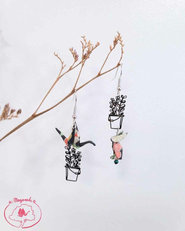 boucles d'oreilles en origami japonaises lapins et grues noirs sur pots de fleurs 3