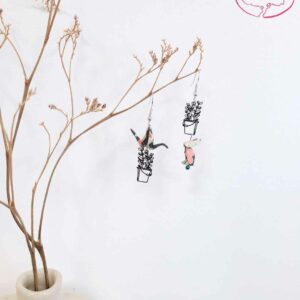 boucles d'oreilles en origami japonaises lapins et grues noirs sur pots de fleurs 2
