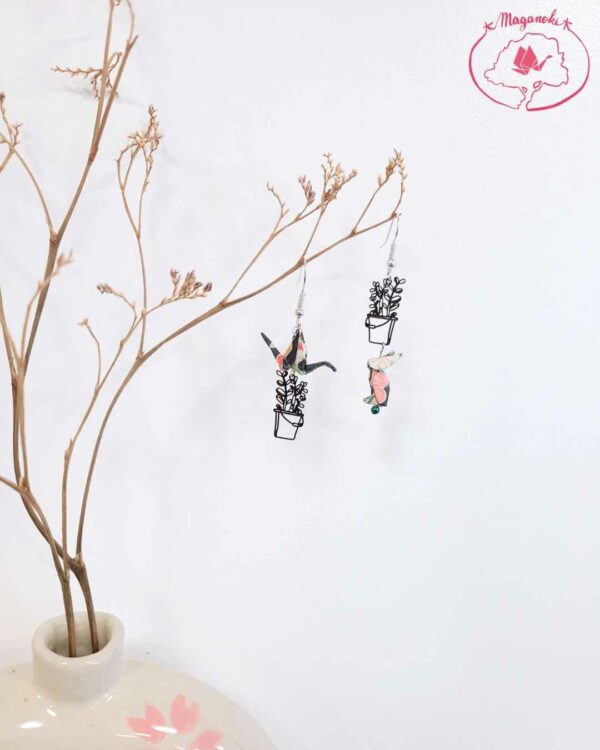boucles d'oreilles en origami japonaises lapins et grues noirs sur pots de fleurs 2