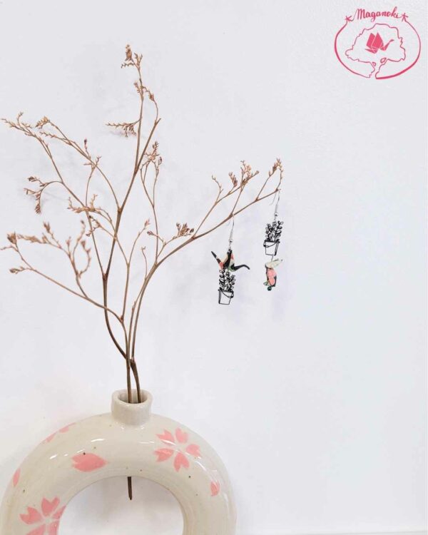boucles d'oreilles en origami japonaises lapins et grues noirs sur pots de fleurs
