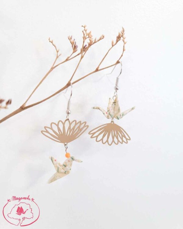 boucles d'oreilles en origami japonaises colombes et grues beiges sur éclosion de lotus 3