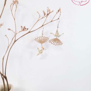 boucles d'oreilles en origami japonaises colombes et grues beiges sur éclosion de lotus 2