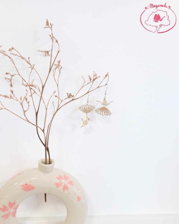 boucles d'oreilles en origami japonaises colombes et grues beiges sur éclosion de lotus