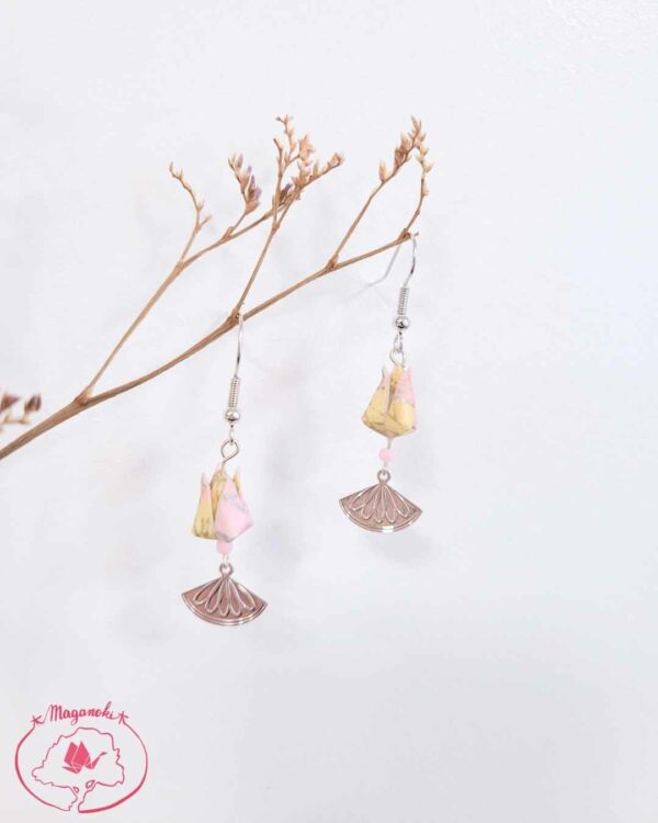boucles d'oreilles en origami japonaises lotus pastels sur petit eventail 3
