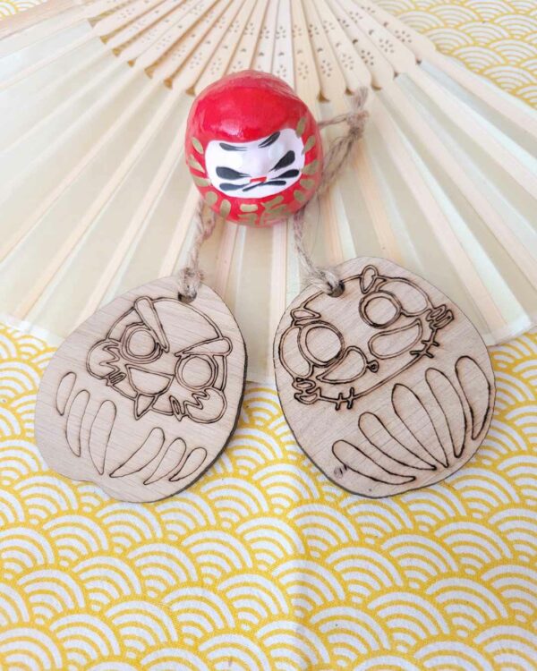 Suspensions bois Daruma à peindre 1