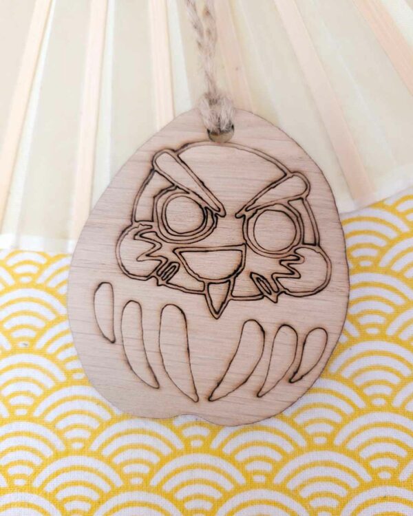 Suspensions bois Daruma à peindre espiègle