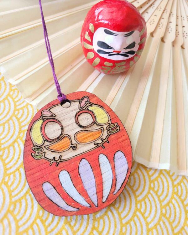 suspension bois Daruma doux rouge 1