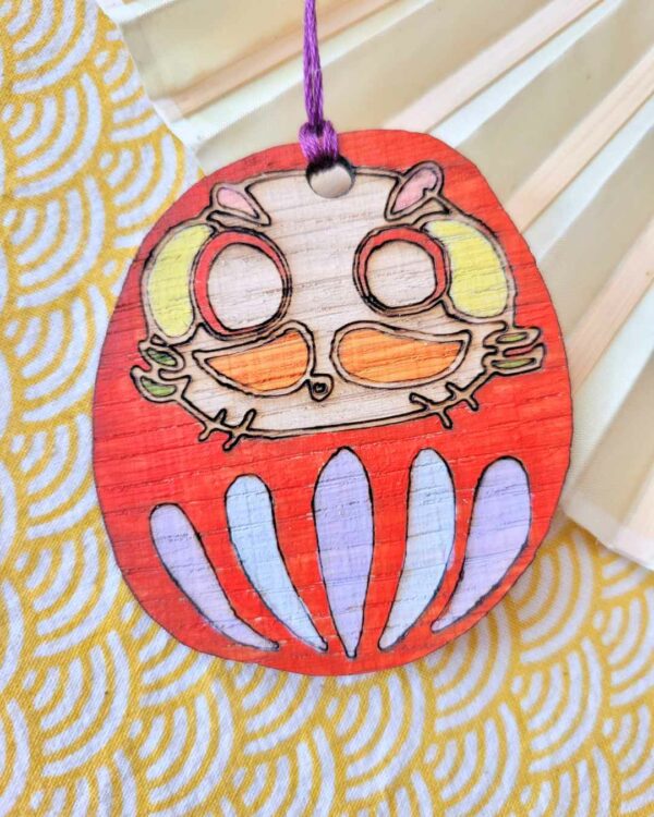 suspension bois Daruma doux rouge 1-2