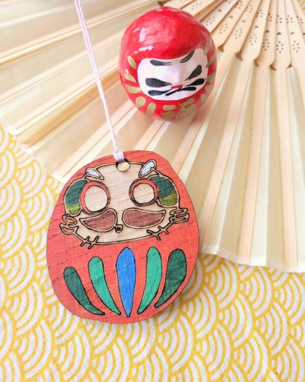 suspension bois Daruma doux rouge 2